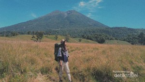 Pesona Bukit Savana Propok di Lereng Gunung Rinjani