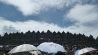 Para wisatawan di Candi Borobudur
