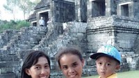 Jangan lupa berfoto dengan latar candi