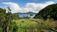 Lhok Nga dan Taman Tepi Laut dilihat dari bukit