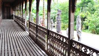 Patung kayu yang tampak dari lorong Lamin