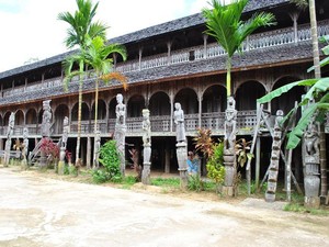 Pesona dan Cerita di Balik Rumah Adat Suku Dayak
