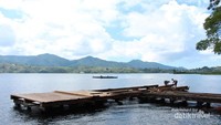 Dermaga Danau Diatas sedang diperbaiki