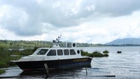 Kapal Wisata di Danau Diatas