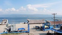 Suasana pelabuhan pada siang hari.