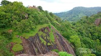 Batuan purba yang berpadu dengan pepohonan hijau di Gunung Nglanggeran