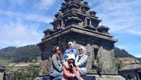 Candi Arjuna. Disinilah tempat ritual pemotongan rambut gimbal dan tempat wisatawan dapat melihat Embun Upas