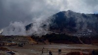 Kawah Sikidang. Kawah yang dipercaya warga Dieng sering bergeser posisinya