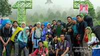 Awal perjalanan Slamet, Cekrek dulu. Eh taunya cuma bisa sampai pos 3.
