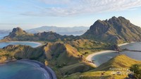 Menyambut matahari pagi hari di Puncak Pulau Padar
