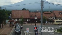 Pemandangan Gunung Fuji di Stasiun Kawaguchiko