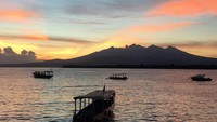 Menghabiskan Sore hari dengan memandangi Lautan yang sangat luas