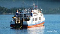 Kapal fery ngedok di Teluk Labuhan Manggis, Bali