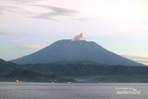 Pesona Gunung Agung dari Teluk Labuhan
