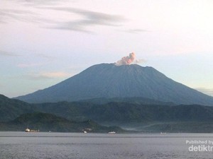 Pesona Gunung Agung dari Teluk Labuhan