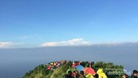 Pemandangan indah memanjakan mata di puncak gunung Andong.