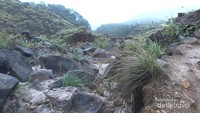 Melewati bekas jalur air sebelum menuju camp