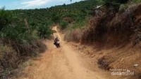 Jalan tanah di perjalanan menuju air terjun Mandi Angin.
