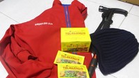 Sebagian perlengkapan mendaki , jaket , kupluk , trekking pole dan tentu saja tolak angin.