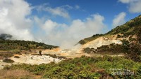 Salah satu kawah aktif yang ada di Dieng