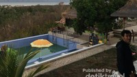 Ada kolam renang ditengah-tengah cafe
