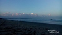 Langit pelan-pelan menjadi terang di Pantai Kuta di pagi hari