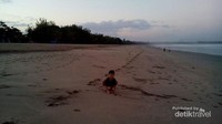 lengang, anak bebas main di Pantai Kuta di pagi hari