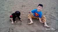 Karena Pantai Kuta di pagi hari masih belum terlalu ramai, anak-anak lebih leluasa main pasir