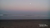 Bulan bersiap pergi di Pantai Kuta di pagi hari