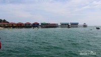 Perkampungan dan penginapan Pulau Derawan dilihat dari pelabuhan.