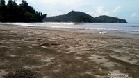 Pantai dengan latar Tanjung Calang