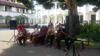 Para seniman yang menghibur wisatawan yang berkunjung ke Lawang Sewu