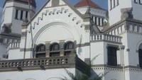 Lawang Sewu terletak di bundaran Tugu Muda di pusat kota Semarang