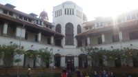 Lawang sewu berasal dari kata lawang yang artinya pintu, dan sewu yang artinya seribu
