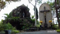 Gua Maria di belakan gereja Palasari