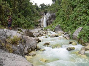 Pesona Mangku Sakti, Air Terjun di Kaki Gunung RInjani