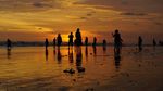 Pesona Matahari Terbenam di Pantai Parangtritis