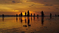 Banyak wisatawan yang mengabadikan momen sunset tersebut