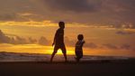 Pesona Matahari Terbenam di Pantai Parangtritis