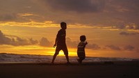 Dua orang anak kecil bermain di Pantai Parangtritis