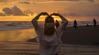 Abadikan momen kalian dengan foto narsis seperti wanita tersebut