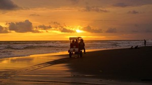 Pesona Matahari Terbenam di Pantai Parangtritis
