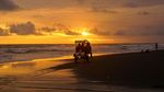 Pesona Matahari Terbenam di Pantai Parangtritis