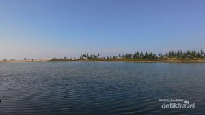 Pesona Pantai Cantik di Desa Remen, Tuban