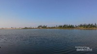 Pemandangan indah yang bisa dilihat di pantai di Desa Remen