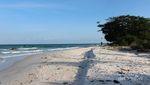 Pesona Pantai Lampu di Ujung Selatan Pulau Bangka