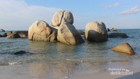 Tumpukan batu-batu granit di Pantai Lampu.