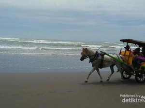 Pesona Pantai Parangtritis yang Bikin Terhipnotis