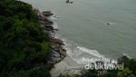 Pesona Pantai Tanjung Berikat dari Puncak Mercusuar di Bangka