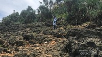 Sebagian jalur menuruni bukit karang menuju pantai